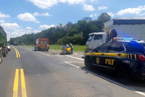 Motociclista escapa da morte após bater contra caminhão no trevo de Ipiranga