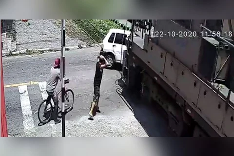 Trem passa por cima de veiculo no RJ; assista video!
