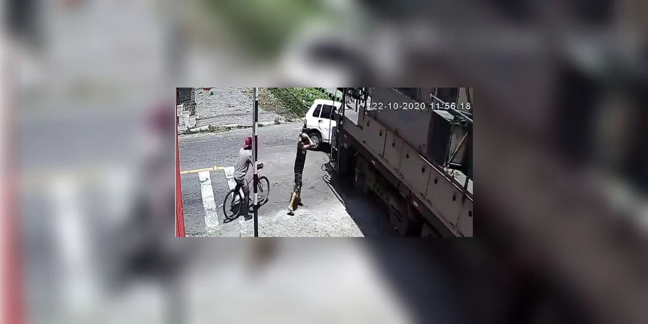 Trem passa por cima de veiculo no RJ; assista video!