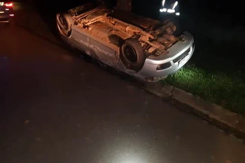 Motorista abandona veículo após capotamento em Palmeira