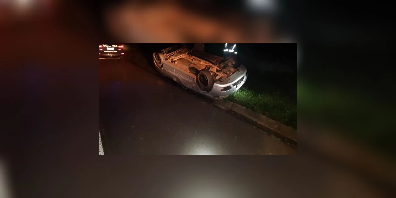 Motorista abandona veículo após capotamento em Palmeira