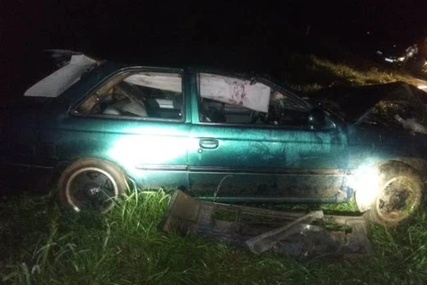 PRF atende saída de pista seguido de capotamento de automóvel.