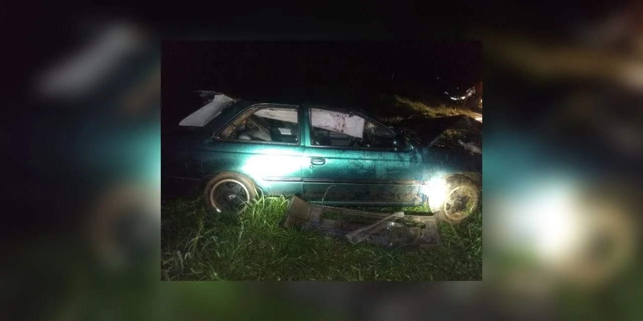PRF atende saída de pista seguido de capotamento de automóvel.