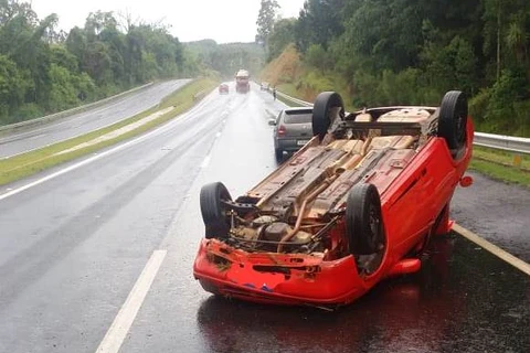 Condutor sem habilitação causa acidente na BR-376 em Imbaú