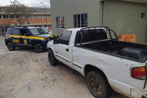 Caminhonete roubada em Curitiba é recuperada em PG