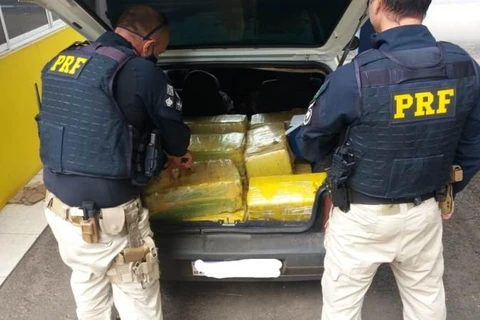 Dupla com veículo roubado transportava mais de 330 quilos de maconha em PG