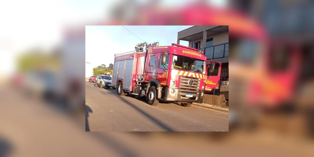Pessoa morre carbonizada em incêndio de residência