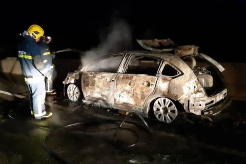 Veículo apresenta falha mecânica e pega fogo na BR-376