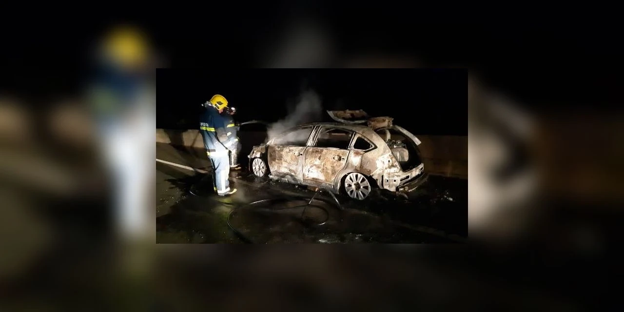 Veículo apresenta falha mecânica e pega fogo na BR-376