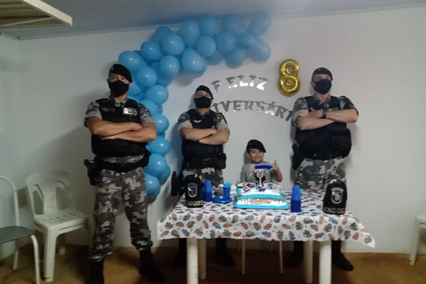 Criança que sonha em ser policial é surpreendido com presença do 'Choque' em aniversário