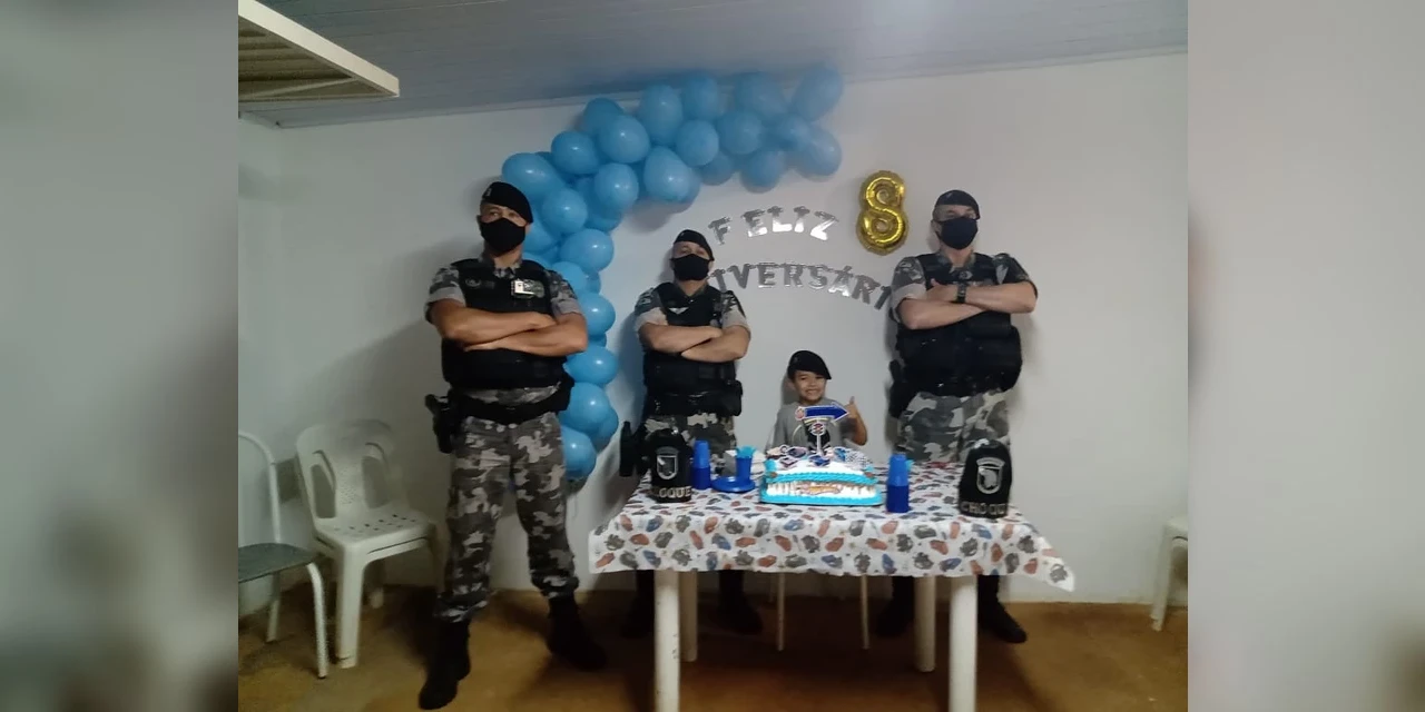 Criança que sonha em ser policial é surpreendido com presença do 'Choque' em aniversário