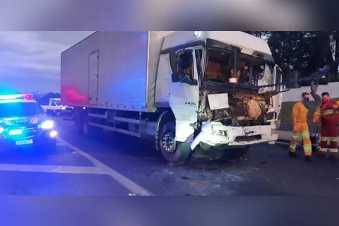 Colisão traseira envolvendo dois caminhões deixa duas pessoas com ferimentos, em PG