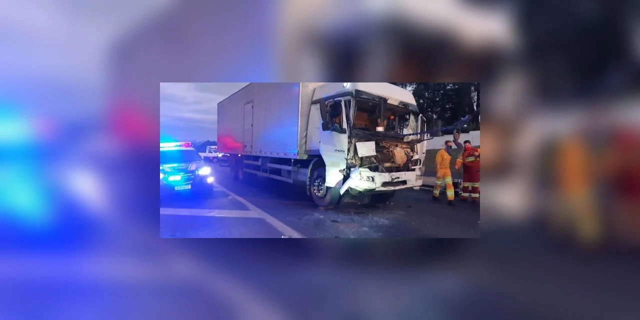Colisão traseira envolvendo dois caminhões deixa duas pessoas com ferimentos, em PG