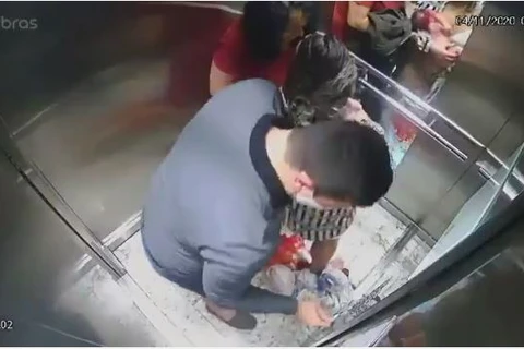 Câmera de segurança flagra Mulher dando a luz dentro de elevador de prédio