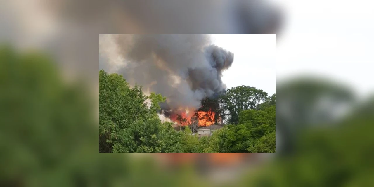 Fogo atinge barracões da Rumo em Oficinas