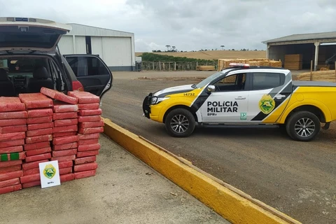 Veículo roubado é apreendido em Reserva com 520 kg de maconha