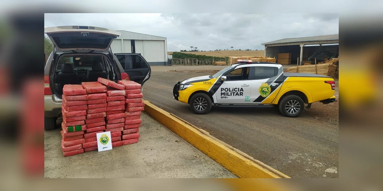Veículo roubado é apreendido em Reserva com 520 kg de maconha