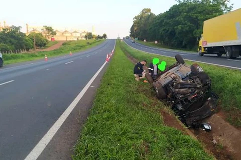 PRF atende capotamento com vítimas na BR 376