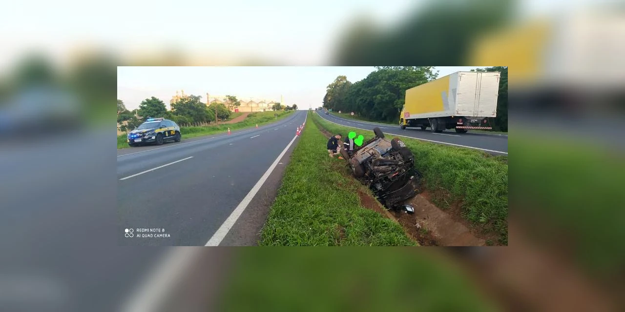 PRF atende capotamento com vítimas na BR 376