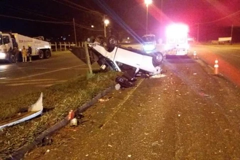 Veículo fica de rodas pro ar após capotar em PG