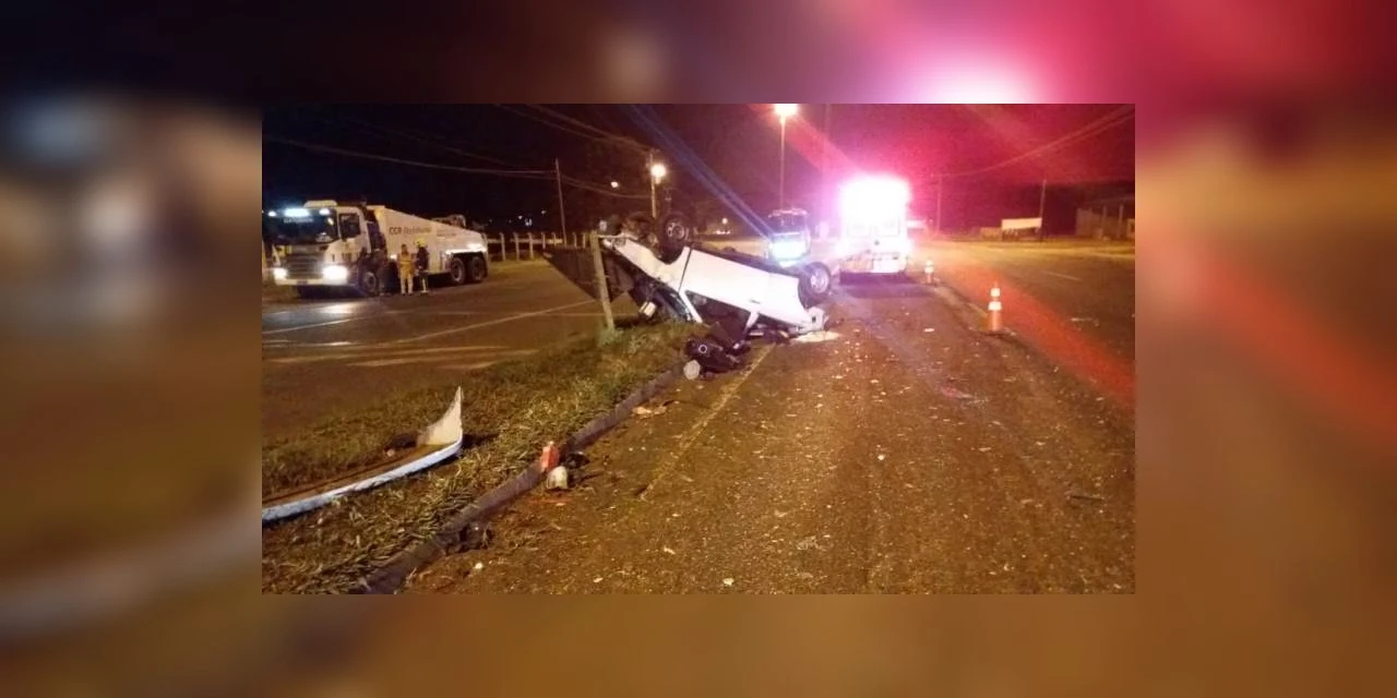 Veículo fica de rodas pro ar após capotar em PG