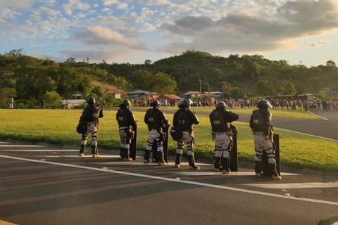 Após saque de carga e vilipêndio de cadáver, indígenas interditam rodovia no Paraná e atacam policiais.