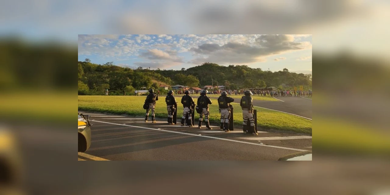 Após saque de carga e vilipêndio de cadáver, indígenas interditam rodovia no Paraná e atacam policiais.
