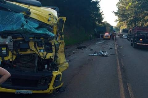 Colisão entre dois caminhões faz uma vítima fatal e deixa outra em estado grave