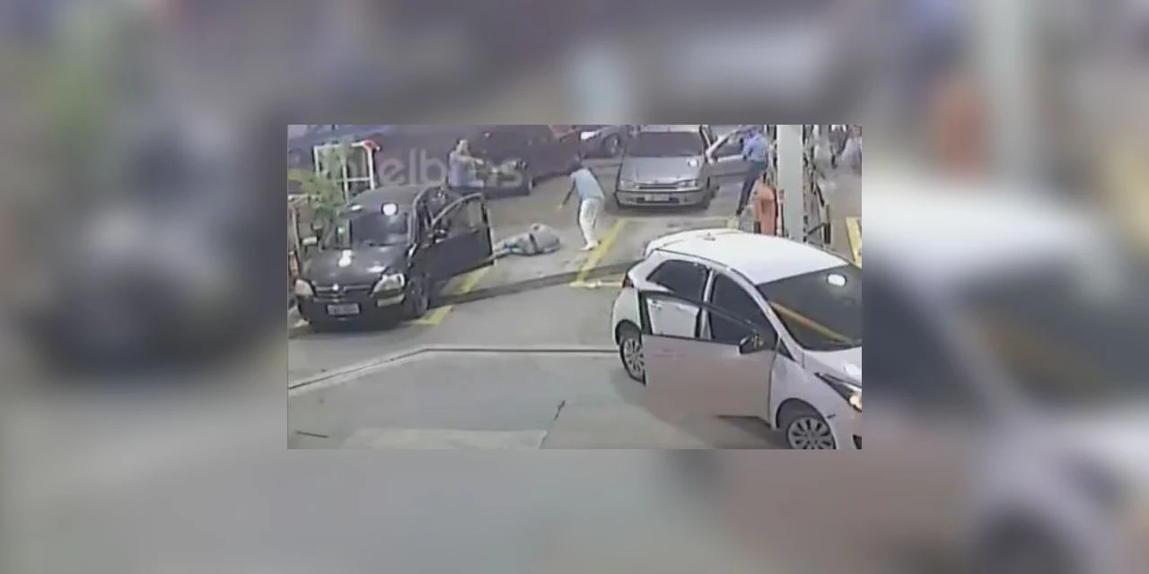 Câmera de segurança flagra motorista de aplicativo sendo morto por PM em posto de gasolina no Rio