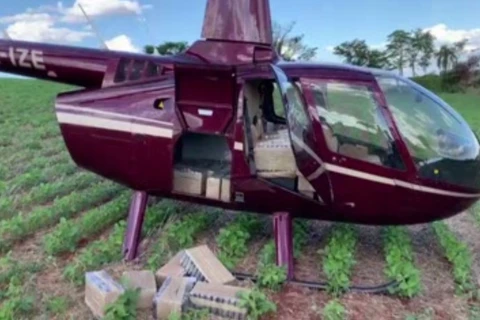 PF apreende helicóptero com 430 kg de cocaína no Paraná