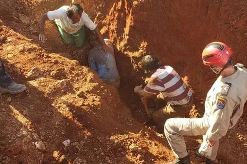 Bombeiros resgatam trabalhadores soterrados em obra no distrito industrial