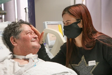 Paciente recebe alta após um ano de internamento na UTI do HU