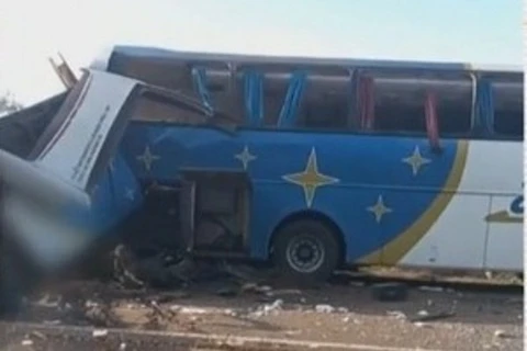 Colisão entre ônibus e caminhão mata cerca de 22 pessoas no interior de SP