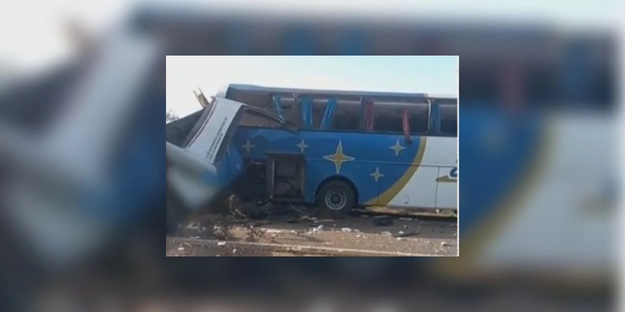 Colisão entre ônibus e caminhão mata cerca de 22 pessoas no interior de SP