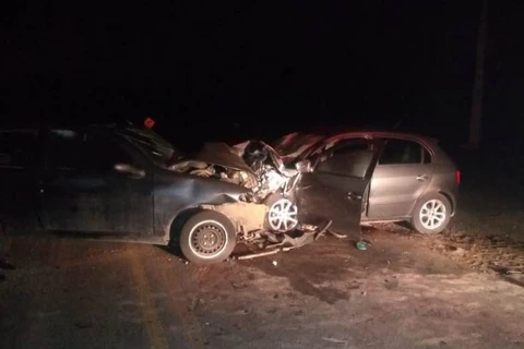 Colisão frontal entre carros deixa um morto e três feridos, em Imbituva