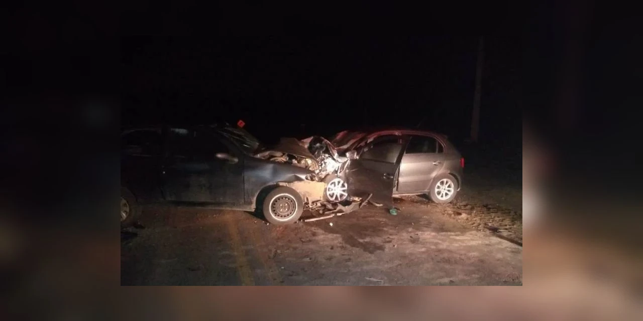Colisão frontal entre carros deixa um morto e três feridos, em Imbituva