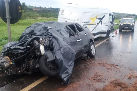 Casal morre após colisão frontal entre van e automóvel em Palmeira
