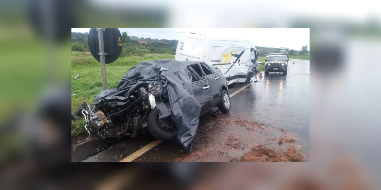 Casal morre após colisão frontal entre van e automóvel em Palmeira