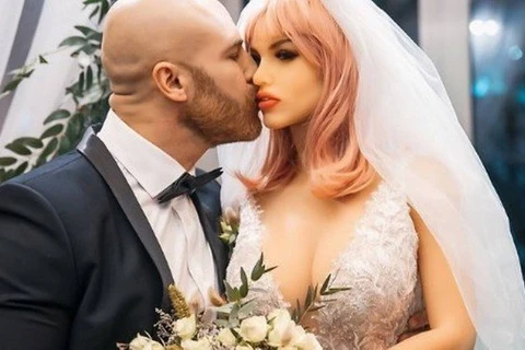 Fisiculturista se casa com boneca hiper-realista: 'Casais precisam falar menos'