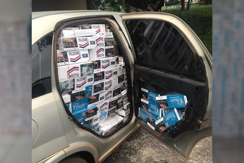 Polícia apreende carro lotado de cigarros contrabandeados do Paraguai