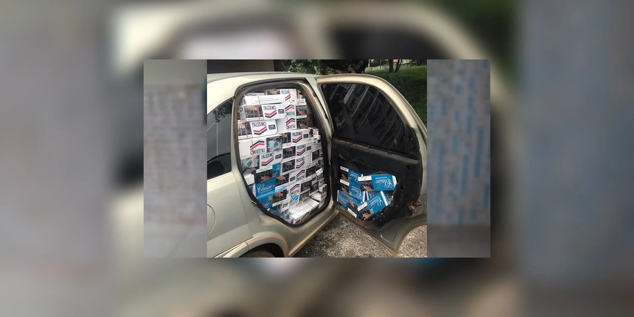 Polícia apreende carro lotado de cigarros contrabandeados do Paraguai