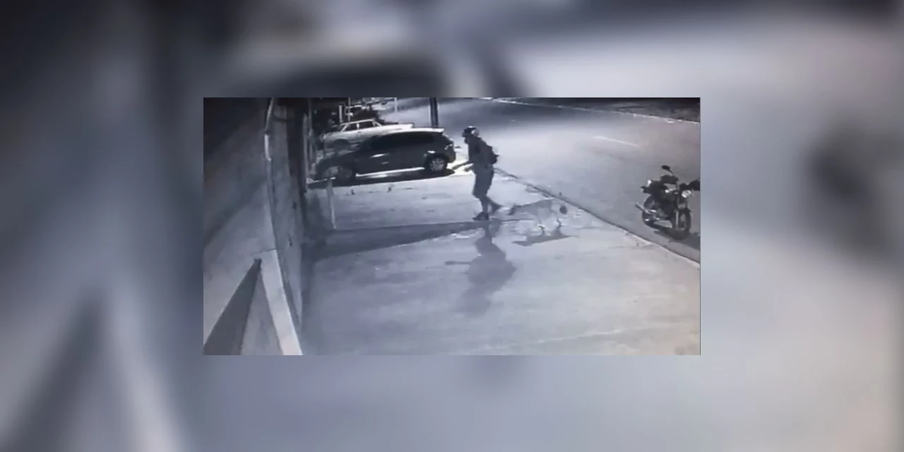 Polícia procura motociclista que abandonou cachorro na chuva em Curitiba