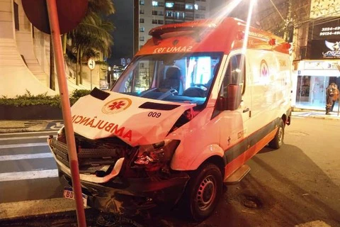 Ambulância do Samu bate em poste após ser atingida por veículo no centro e PG