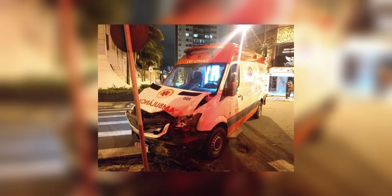 Ambulância do Samu bate em poste após ser atingida por veículo no centro e PG