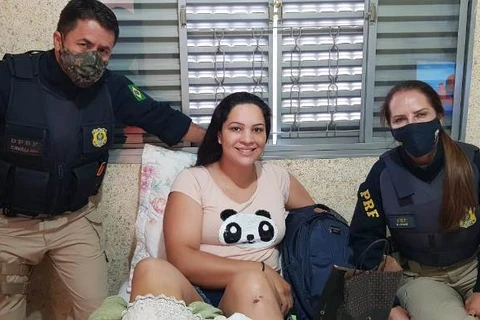 PM baleada em confronto com bandidos recebe visita de amigos da PRF