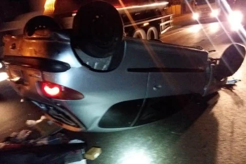    Veículo fica de rodas “pro ar” depois de capotar na Souza Naves