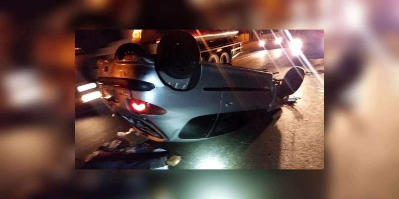    Veículo fica de rodas “pro ar” depois de capotar na Souza Naves