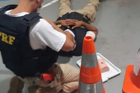 PRF recém formado salva vida de motorista durante atendimento de acidente no Paraná