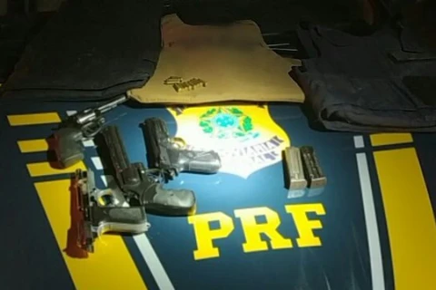 Quadrilha suspeita de assaltar ônibus de turismo é desmantelada no Paraná