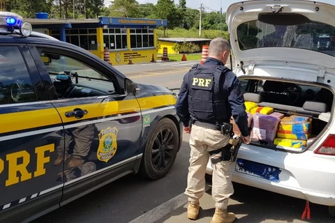 Após perseguição, PRF apreende 250 quilos e maconha em PG